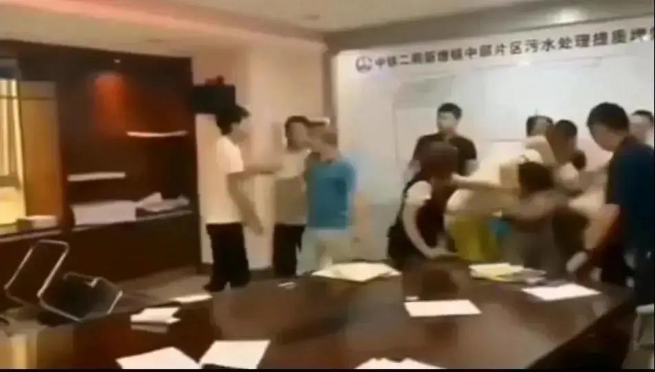 中鐵二局閥門(mén)投標(biāo)現(xiàn)場(chǎng)，報(bào)最低價(jià)者被“群揍”…咋回事？-