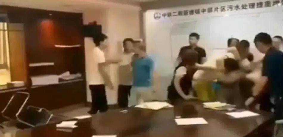 中鐵二局閥門投標(biāo)現(xiàn)場，報最低價者被“群揍”…咋回事？